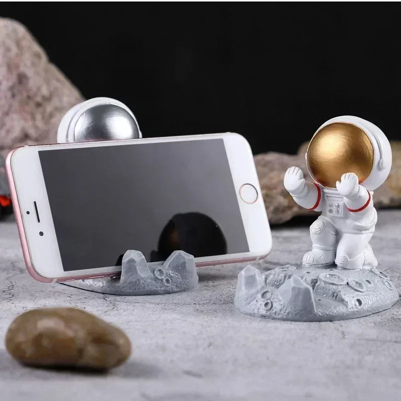 Nordic Astronaut Phone Holder – Resin Space-Themed Desk Ornament for Office & Home - Image 4